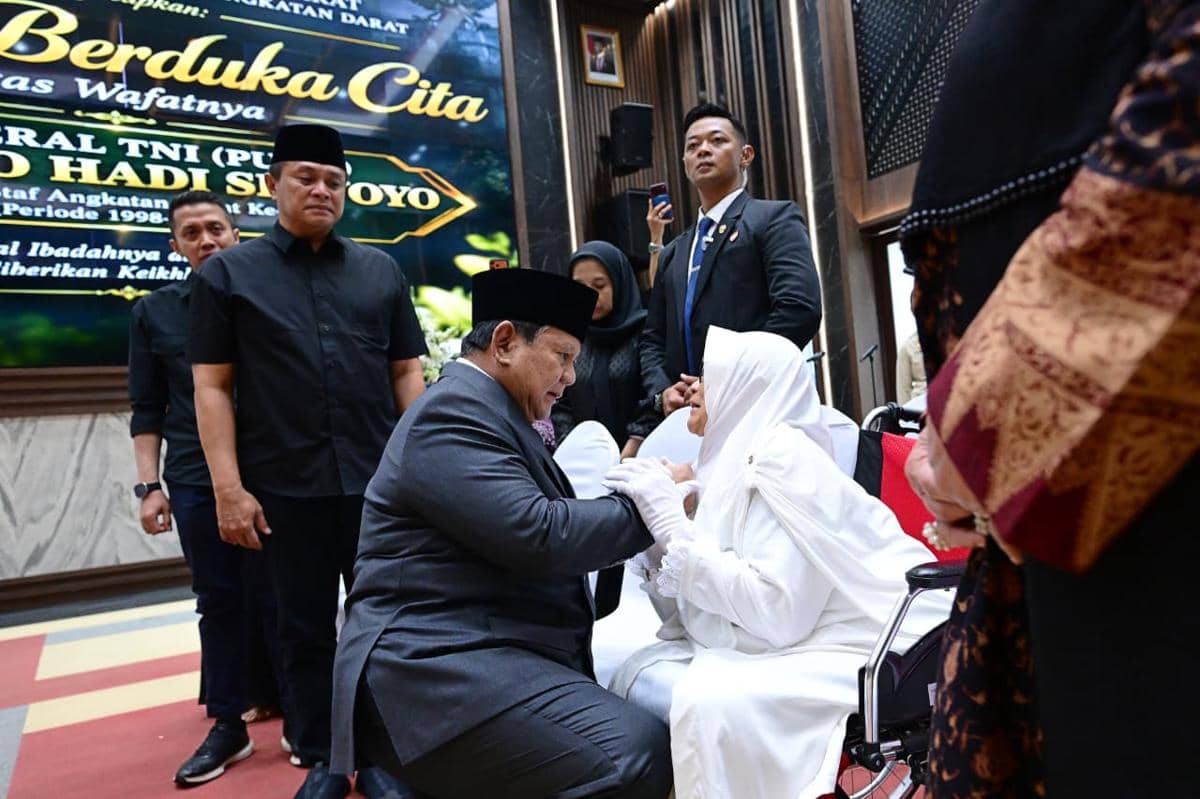 Momen Prabowo Beri Penghormatan Terakhir ke Almarhum Eks KSAD Subagyo (dok. Sekretariat Presiden)