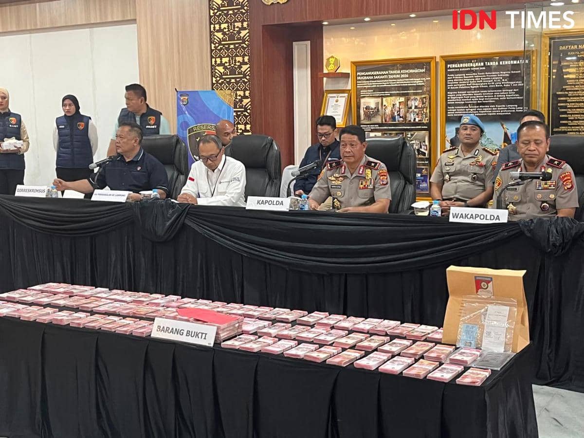 Konferensi pers pengungkapan pengiriman uang palsu Rp980 juta oleh Ditreskrimsus Polda Lampung