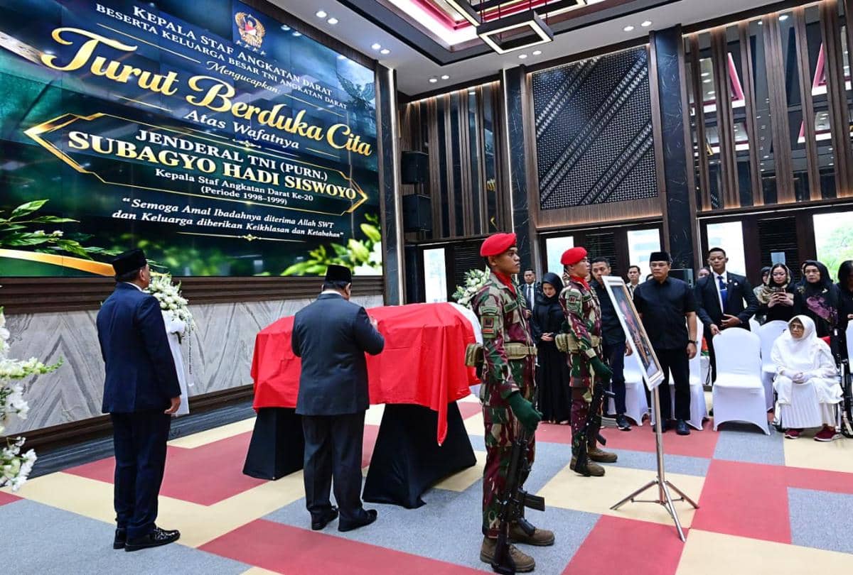 Momen Prabowo Beri Penghormatan Terakhir ke Almarhum Eks KSAD Subagyo (dok. Sekretariat Presiden)
