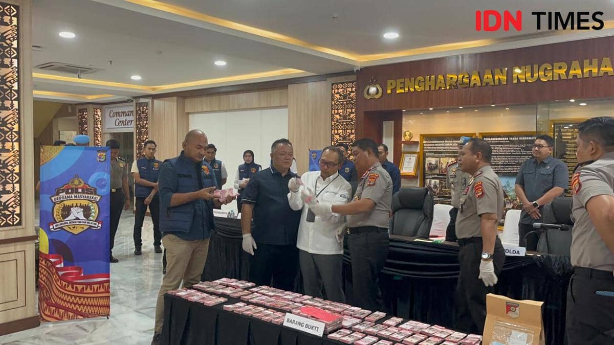 Konferensi pers pengungkapan pengiriman uang palsu Rp980 juta oleh Ditreskrimsus Polda Lampung.