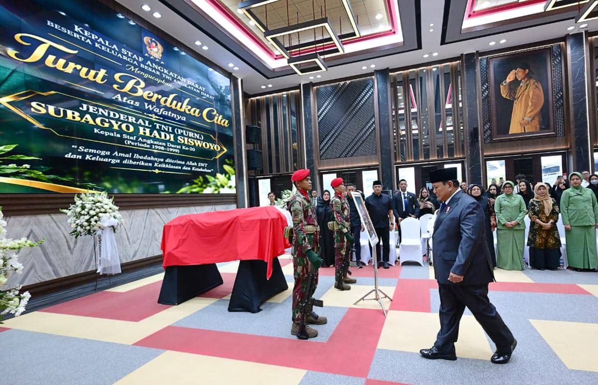 Momen Prabowo Beri Penghormatan Terakhir ke Almarhum Eks KSAD Subagyo