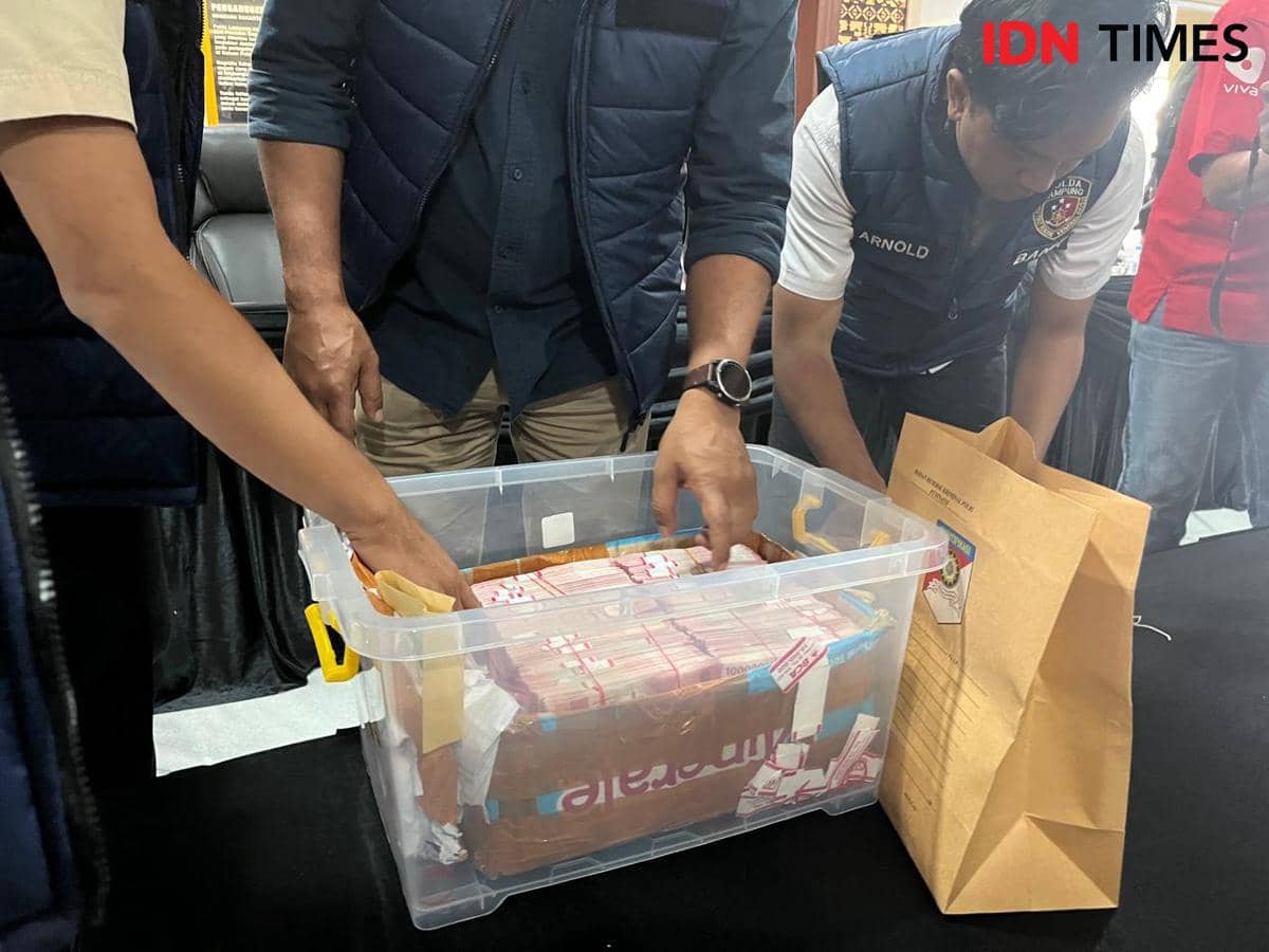 Konferensi pers pengungkapan pengiriman uang palsu Rp980 juta oleh Ditreskrimsus Polda Lampung.