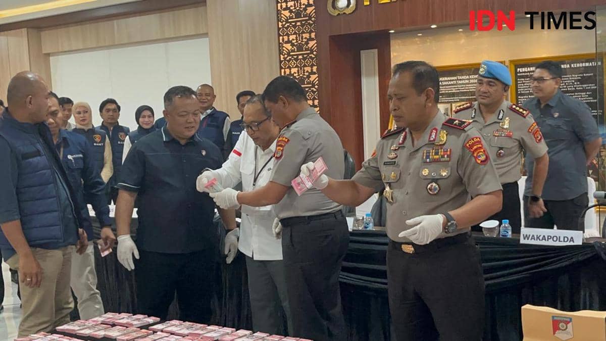 Konferensi pers pengungkapan pengiriman uang palsu Rp980 juta oleh Ditreskrimsus Polda Lampung