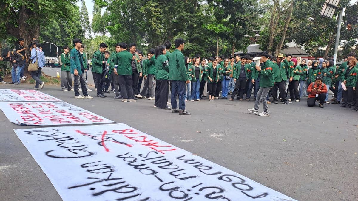 DPRD Jabar Terima Tuntutan Mahasiswa Aksi Dua Tahun Prabowo-Gibran