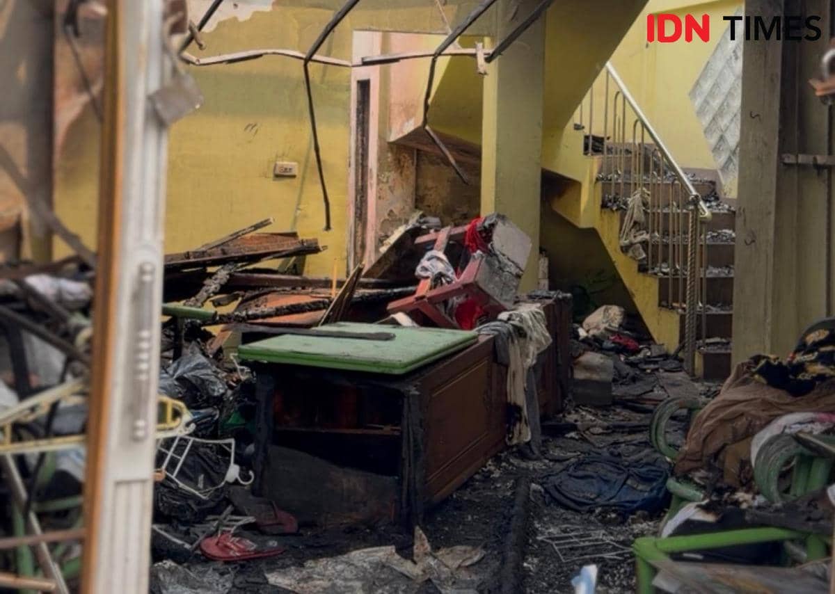 Kebakaran di rumah Rena pedagang baju bekas di Lorong Sabar 