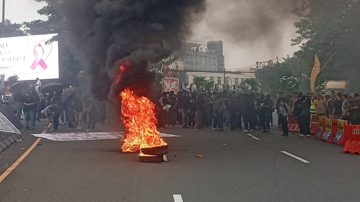 Kepulan asap tebal membumbung di sekitar Tugu Kujang, Bogor, saat berlangsung aksi demonstrasi di lokasi tersebut.
