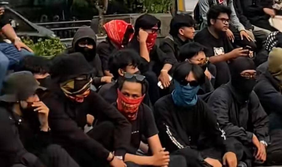 Massa demonstran berkumpul di depan Tugu Kujang, Kota Bogor, saat menggelar aksi unjuk rasa di ruang publik.
