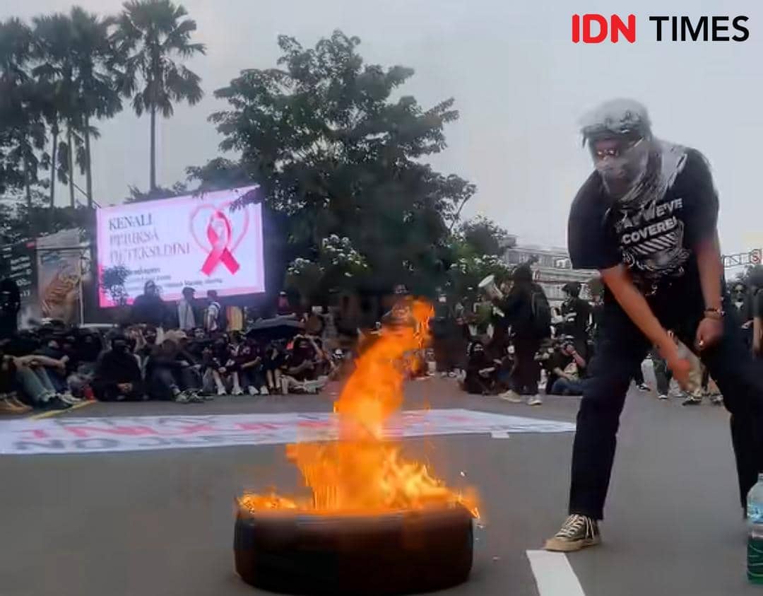 Demo Bakar Ban di Tugu Kujang, Presma: Asap Kecil Saja Bikin Sesak