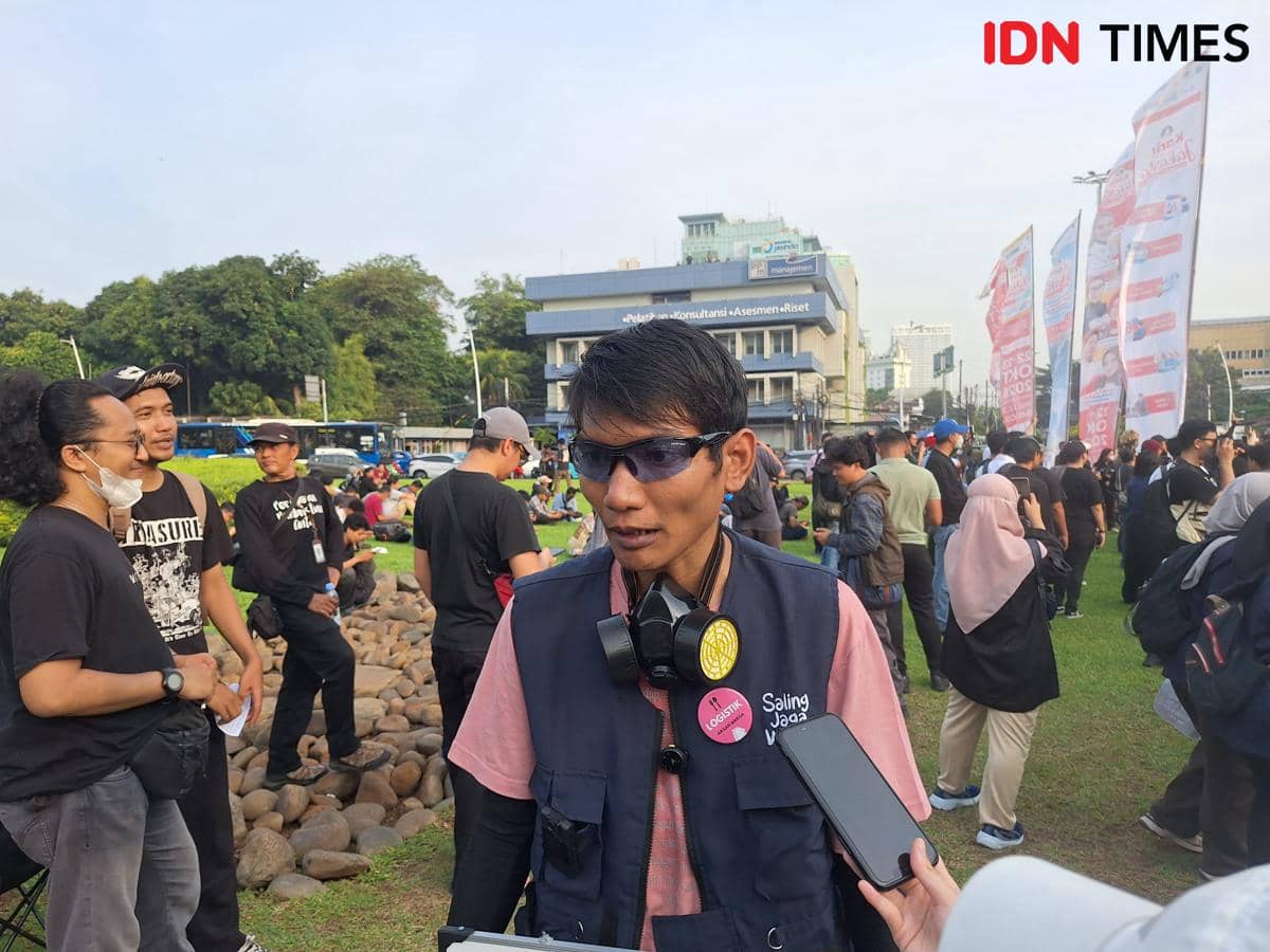 Ananda Zulkarnain dari Saling Jaga Warga saat ikut aksi di Tugu Tani, Jakarta Pusat, Selasa (20/10/2026). (IDN Times/Lia Hutasoit)