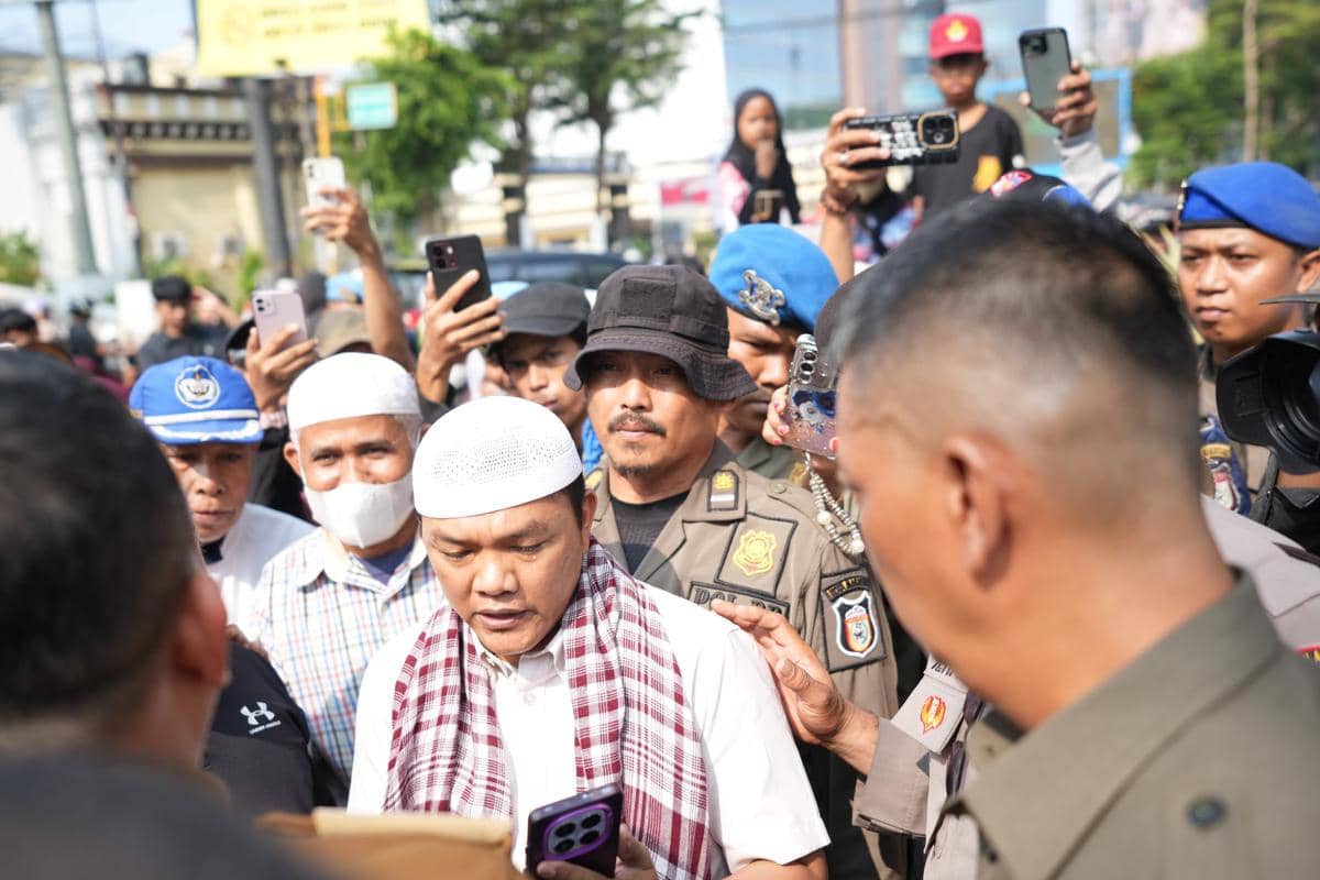 H Akbar, koordinator GERAM, menyampaikan penolakan warga terhadap pembangunan PSEL di Balai Kota Makassar.