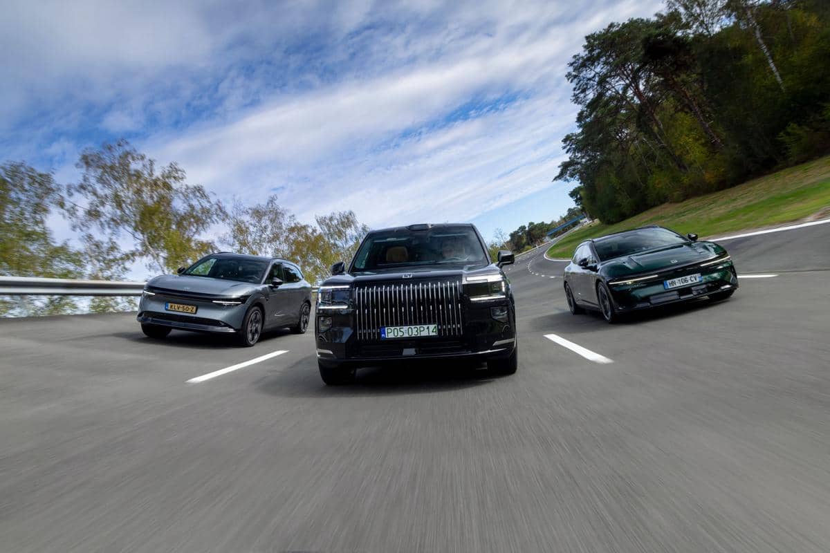Stan Geely saat debut di Paris Motor Show, menampilkan kendaraan merek otomotif asal China di area pameran.