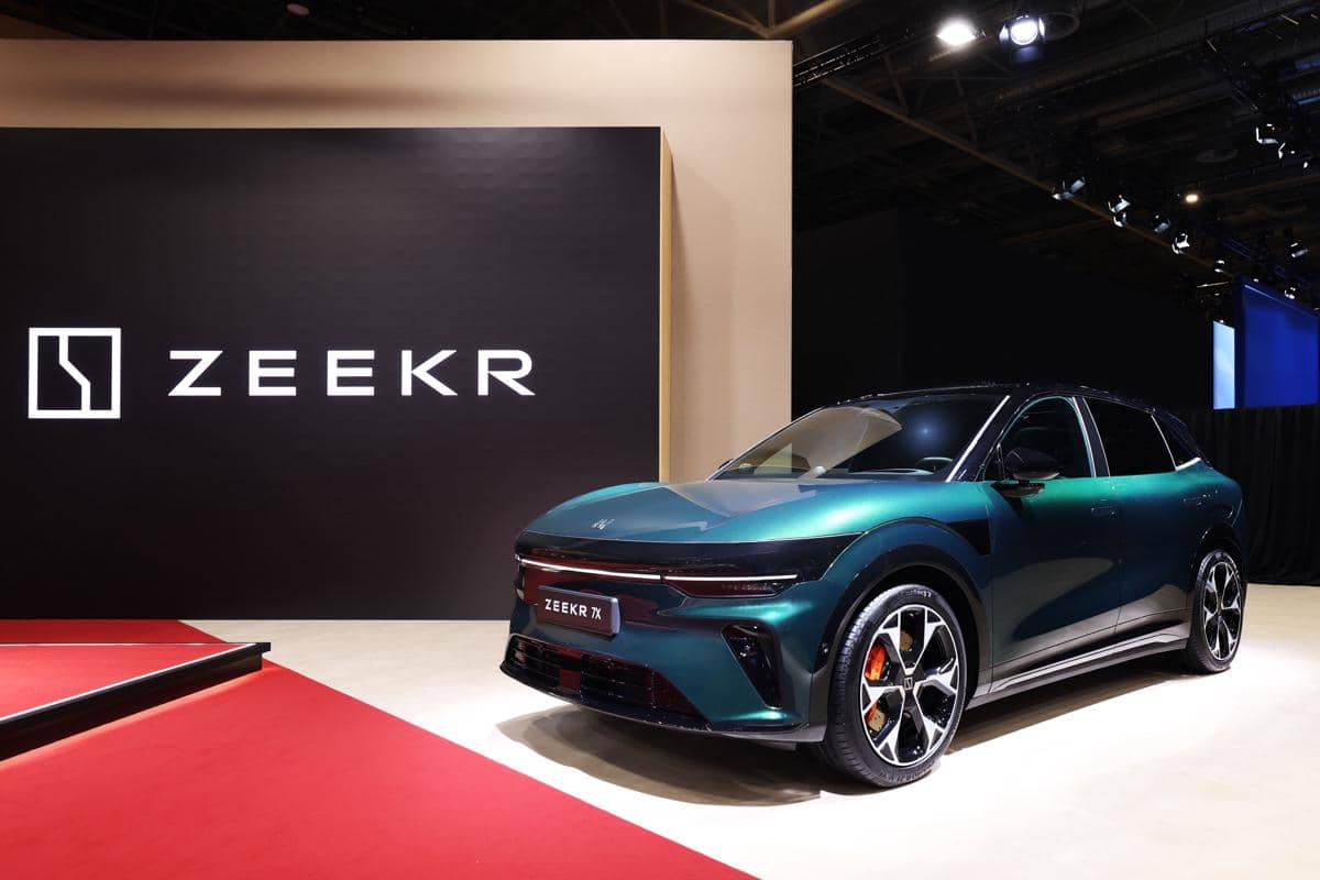 Zeekr 7X dipamerkan di Paris Motor Show, dengan desain SUV listrik modern dan bagian depan khas di area pameran.