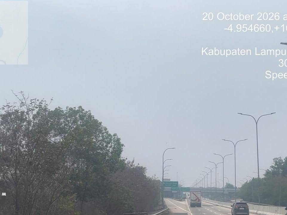 Asap Kebakaran TPA Bandar Jaya Masih Ganggu Jarak Pandang di Tol Bakter