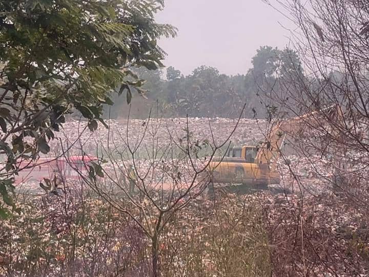 Kondisi asap kebakaran TPA Bandar Jaya, Kabupaten Lampung Tengah masih menyelimuti ruas Tol Bakauheni-Terbanggi Besar (Bakter). 