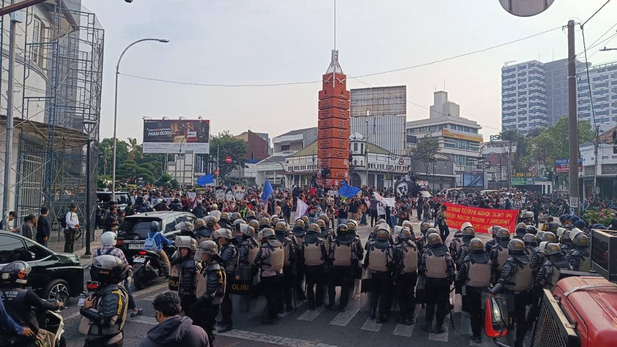 Mahasiswa-Warga Kuasai Simpang Lima, Polisi Alihkan Arus Lalin