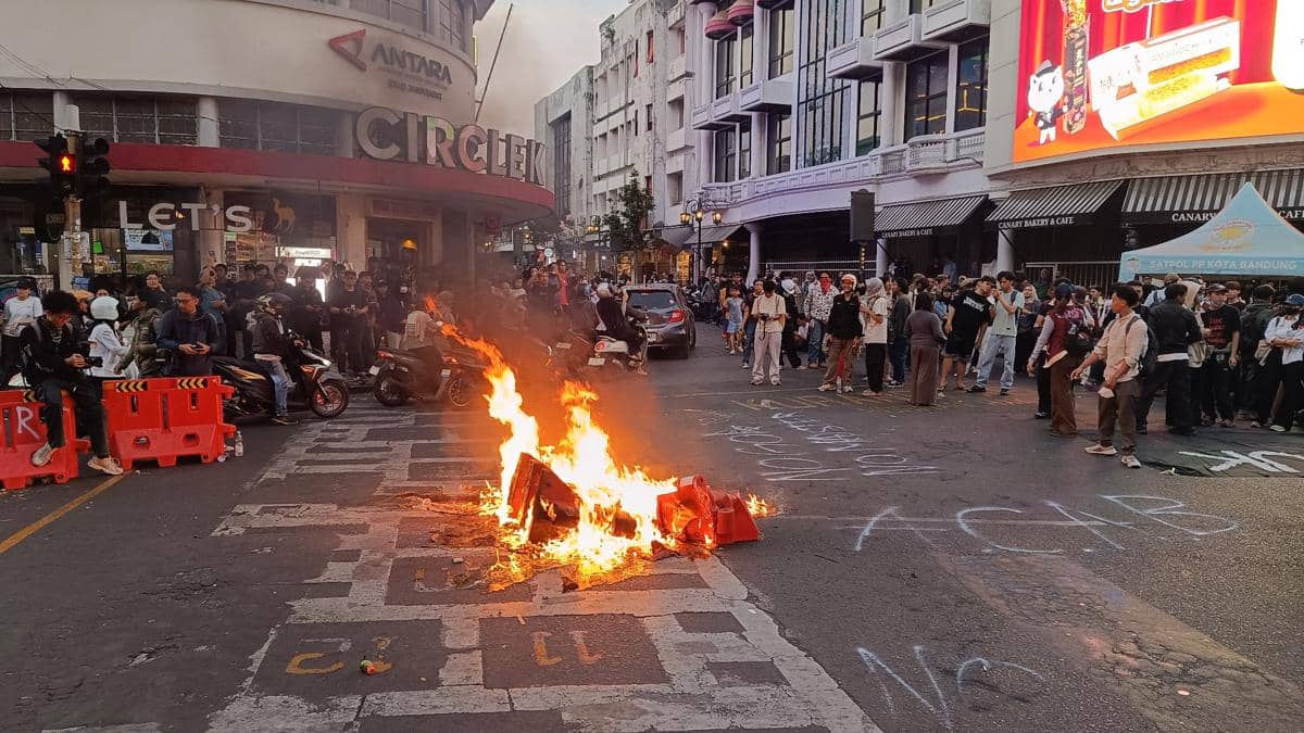 Demo Massa Lanjut di Braga, Nyalakan Petasan dan Bakar Waterbarrier