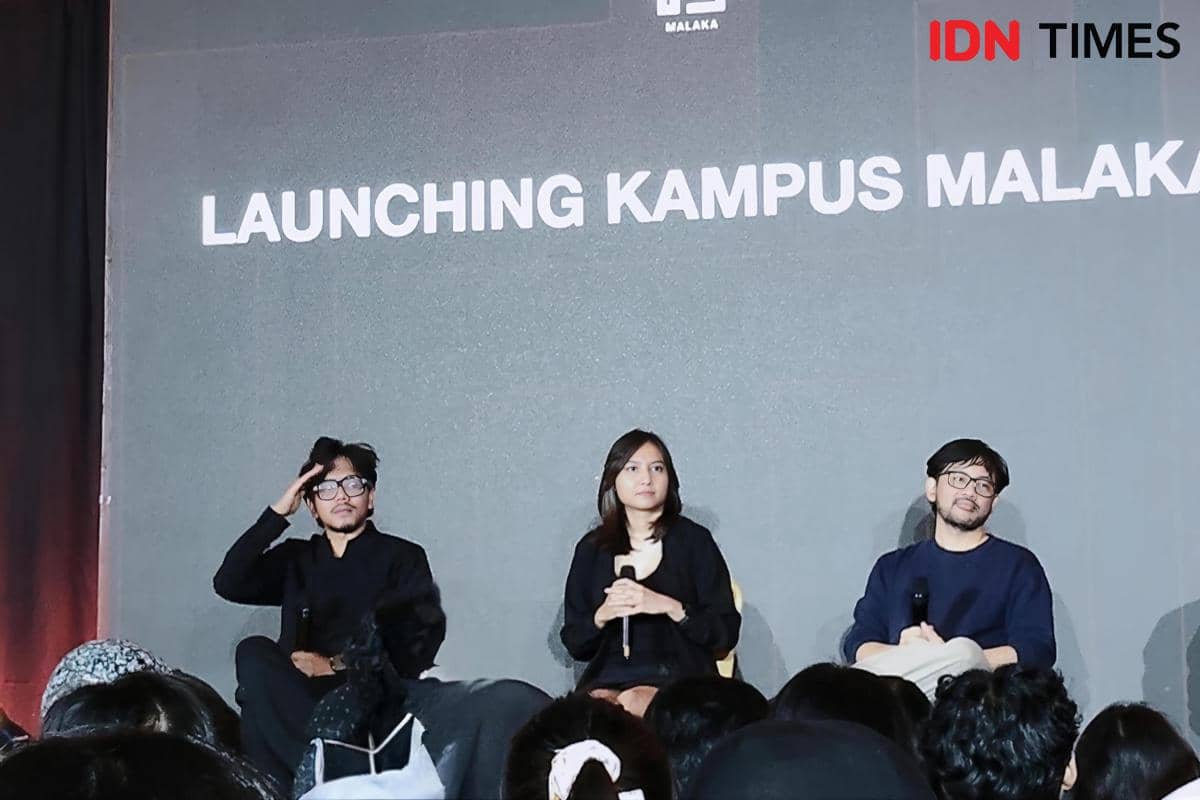 Ferry Irwandi, Cania Citta Irawan, dan Sabda Putra Subekti pada peluncuran Kampus Malaka di Jakarta.