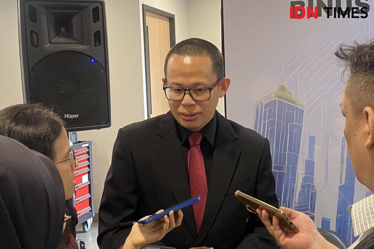 Prof. Fergyanto E. Gunawan, Dekan BINUS ASO School of Engineering, berbicara dalam sesi wawancara.