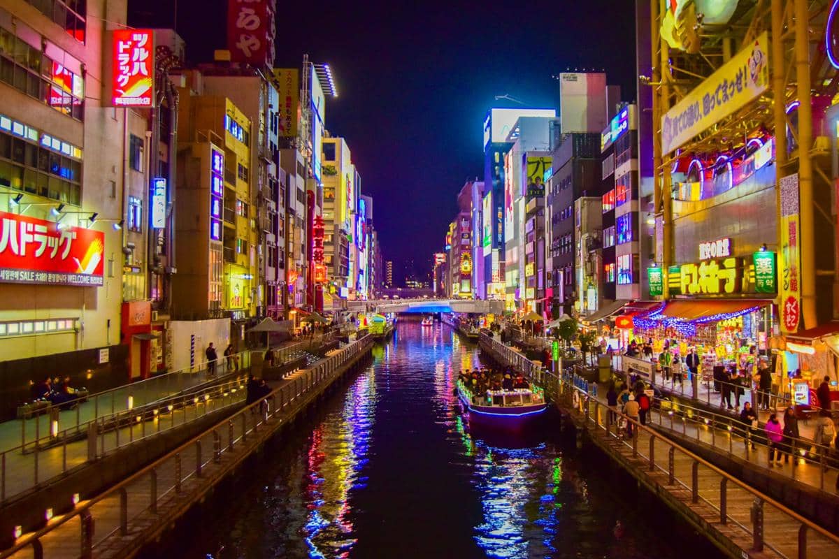 ilustrasi suasana Dotonbori saat malam hari