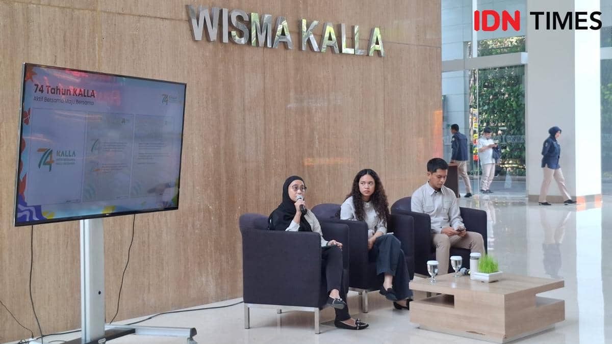 Corporate Communication & Sustainability Department Head KALLA Nadya Tyagita (kiri), Ketua Panitia HUT ke-74 KALLA Rania Hamidah Zumadi (tengah), dan Wakil Ketua Panitia HUT ke-74 KALLA Azandy Abdillah (kanan) berfoto usai konferensi pers HUT ke-74 KALLA di lobi Wisma Kalla, Jalan Ratulangi, Makassar, Sulsel, Senin (19/10/2026). (IDN Times/Darsil Yahya)