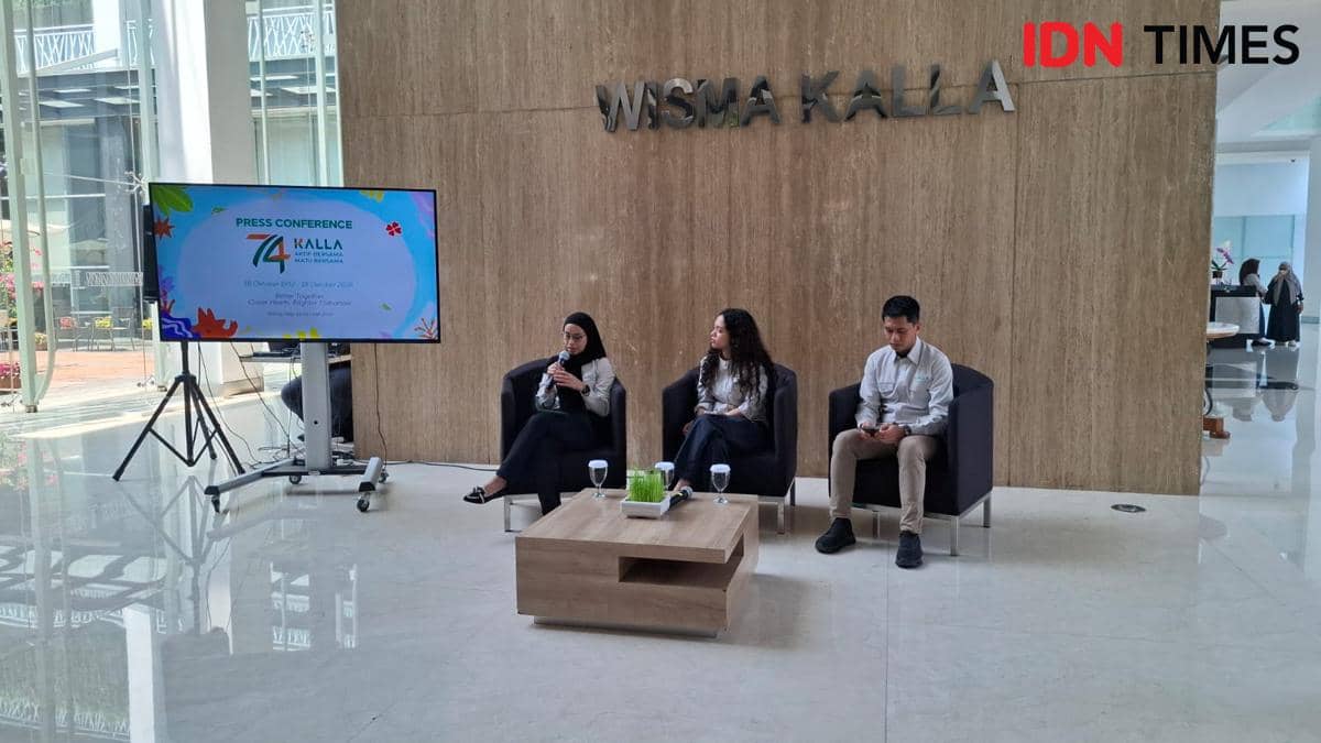 Corporate Communication & Sustainability Department Head KALLA Nadya Tyagita (kiri), Ketua Panitia HUT ke-74 KALLA Rania Hamidah Zumadi (tengah), dan Wakil Ketua Panitia HUT ke-74 KALLA Azandy Abdillah (kanan) berfoto usai konferensi pers HUT ke-74 KALLA di lobi Wisma Kalla, Jalan Ratulangi, Makassar, Sulsel, Senin (19/10/2026). (IDN Times/Darsil Yahya)