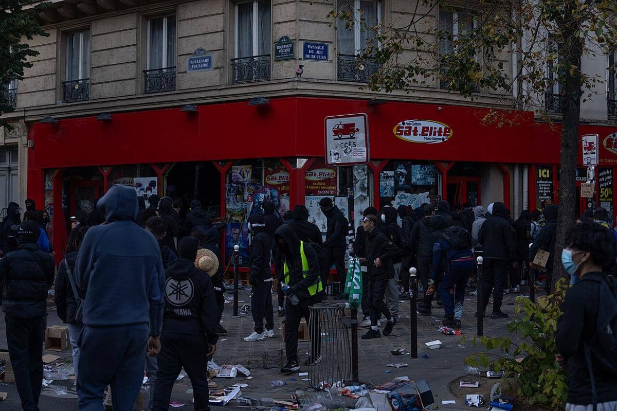Perusuh menjarah toko gim video saat kerusuhan di Paris, 17 Oktober 2026.