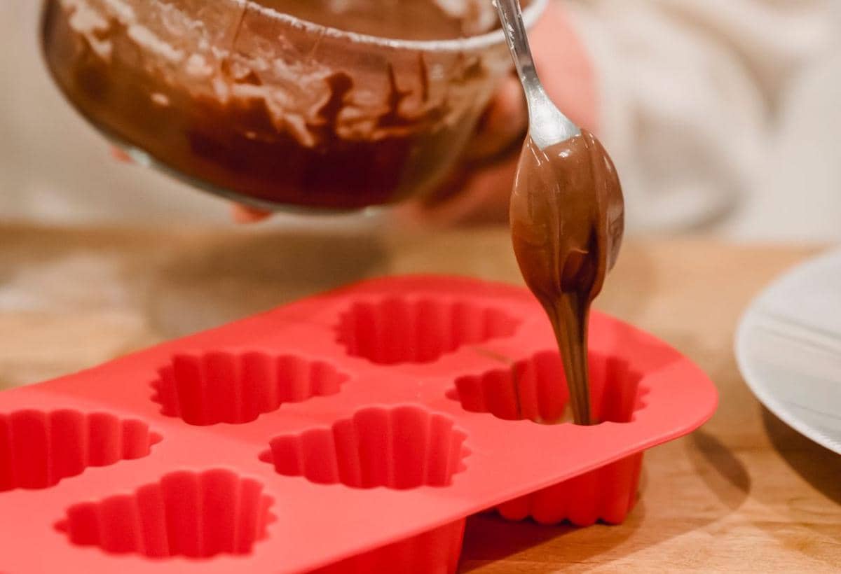 ilustrasi menuang adonan panna cotta cokelat