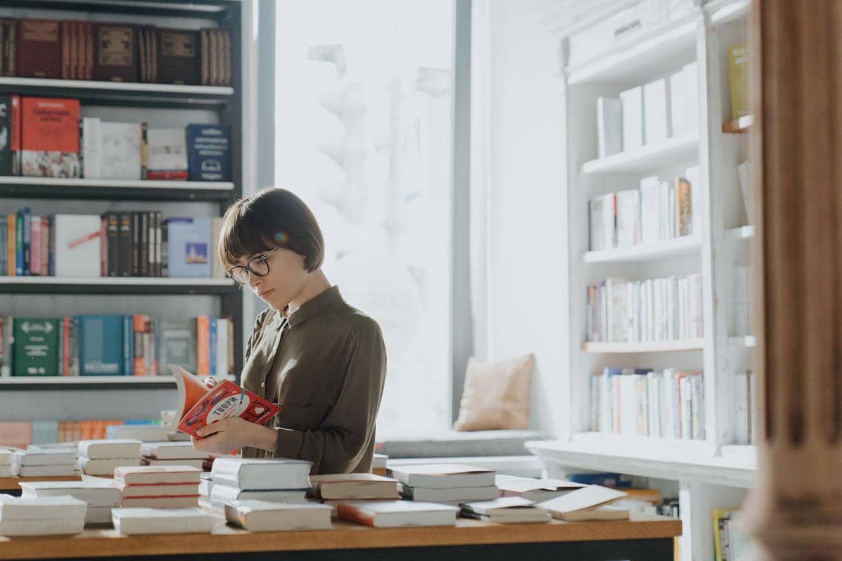 ilustrasi perempuan memilih buku