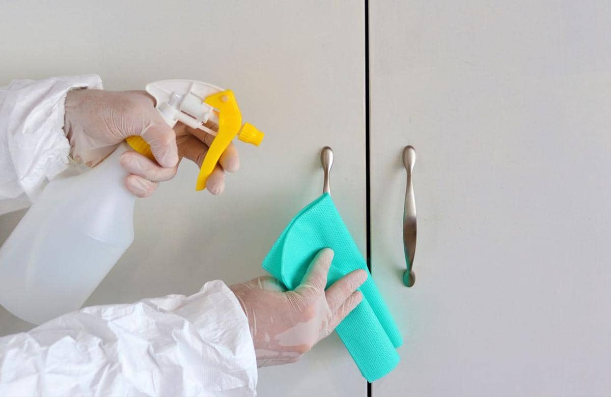 Cara Bersihkan Noda Minyak Membandel di Lemari Dapur, Cuma Pakai Ini!