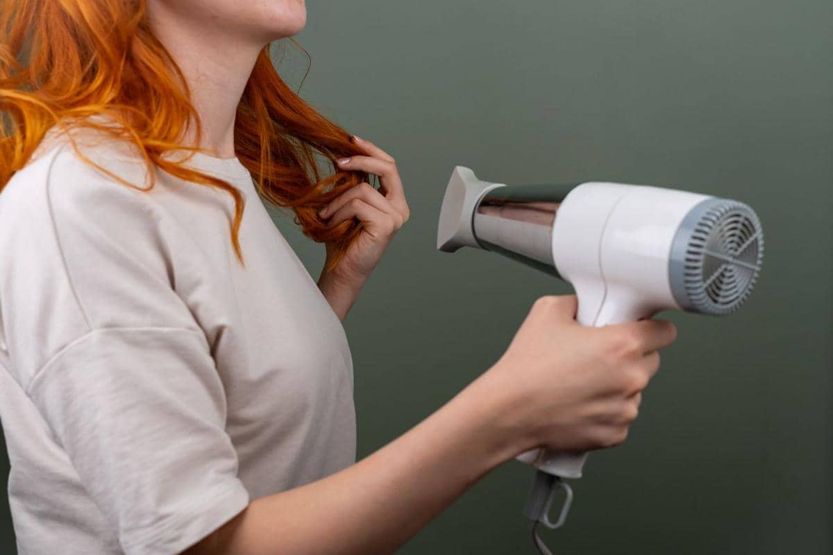 Ilustrasi mengeringkan rambut dengan hair dryer