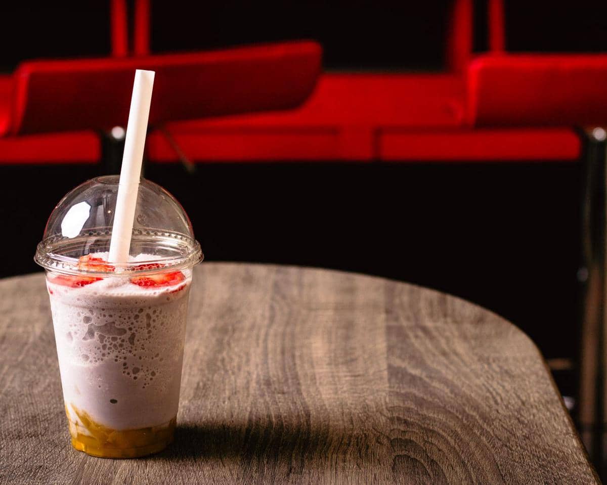ilustrasi strawberry milkshake, minuman manis
