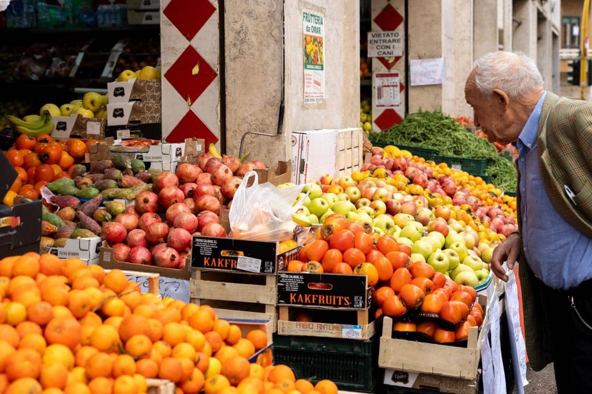ilustrasi orang tua atau lansia belanja di toko buah, Roma, Italia, Eropa, market, pasar