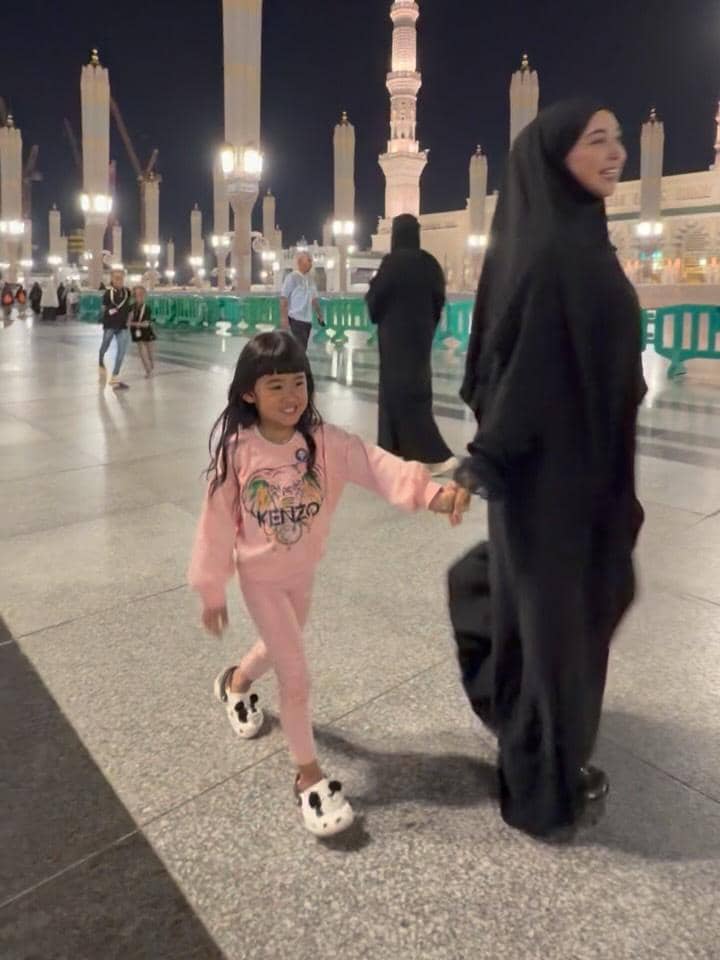 Ria Ricis dan Moana menikmati suasana malam di masjid Nabawi