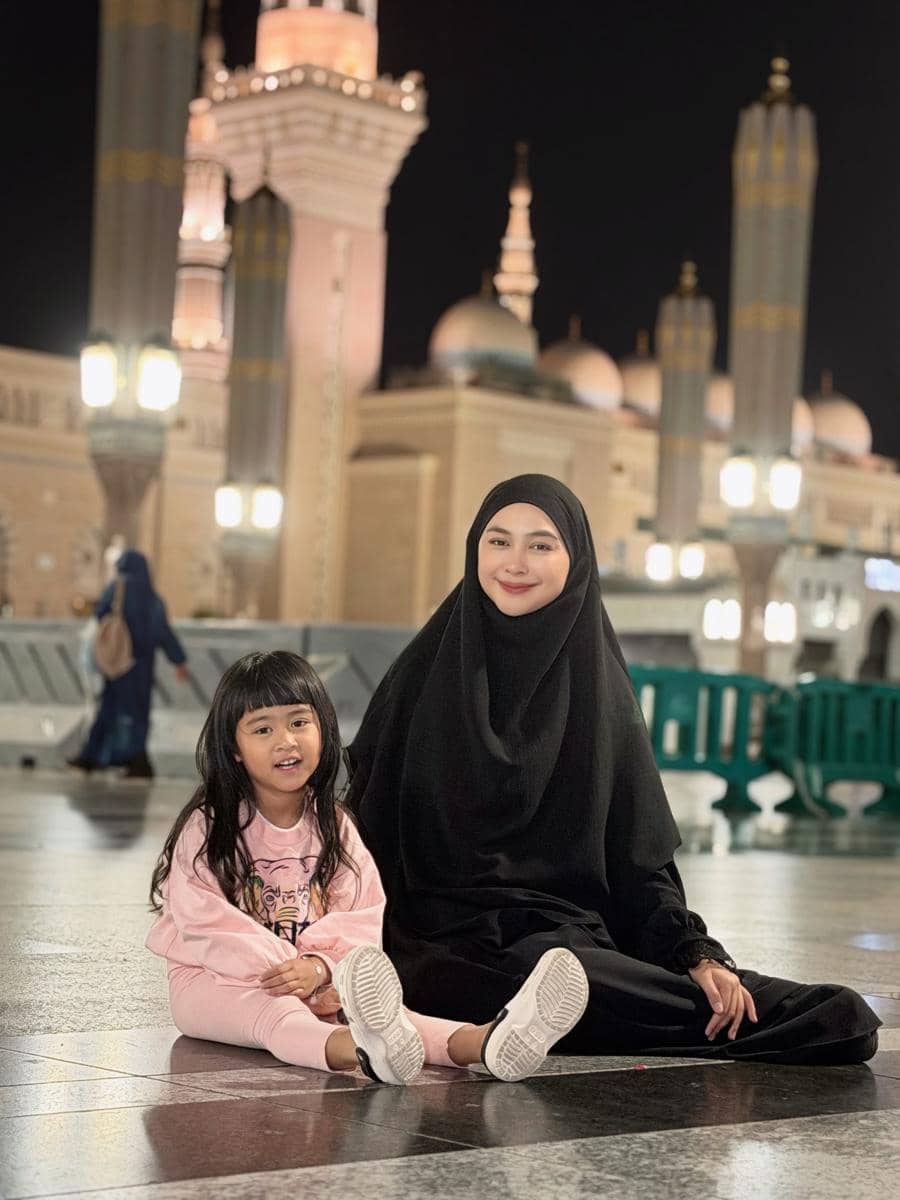 Ria Ricis dan Moana menikmati suasana malam di masjid Nabawi