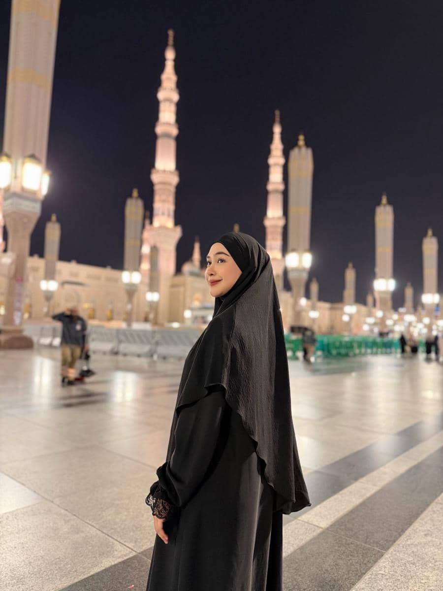 Ria Ricis dan Moana menikmati suasana malam di masjid Nabawi