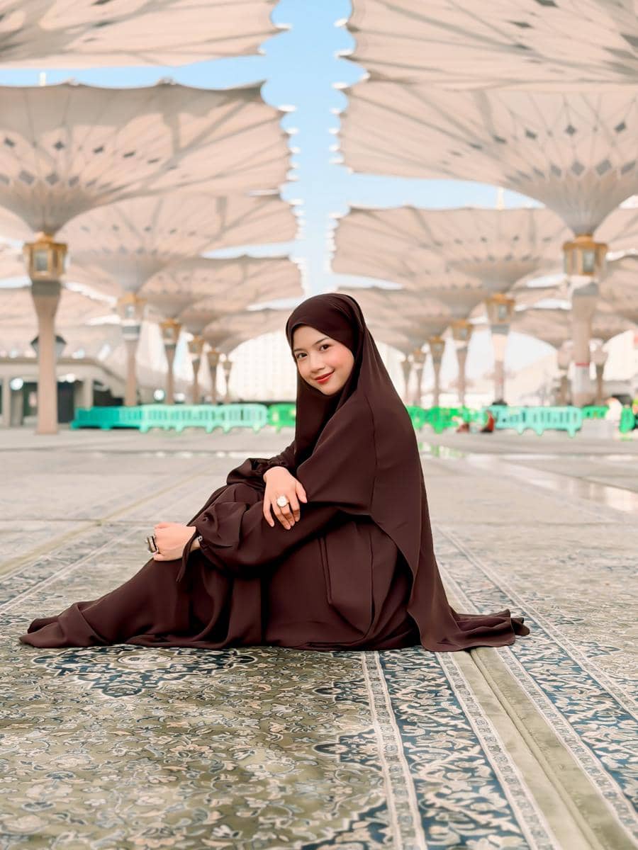 Diva Azzura jalan-jalan di sekitar masjid Nabawi