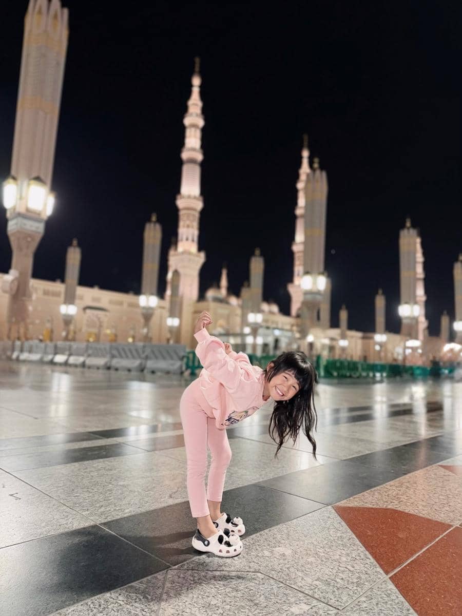 Ria Ricis dan Moana menikmati suasana malam di masjid Nabawi