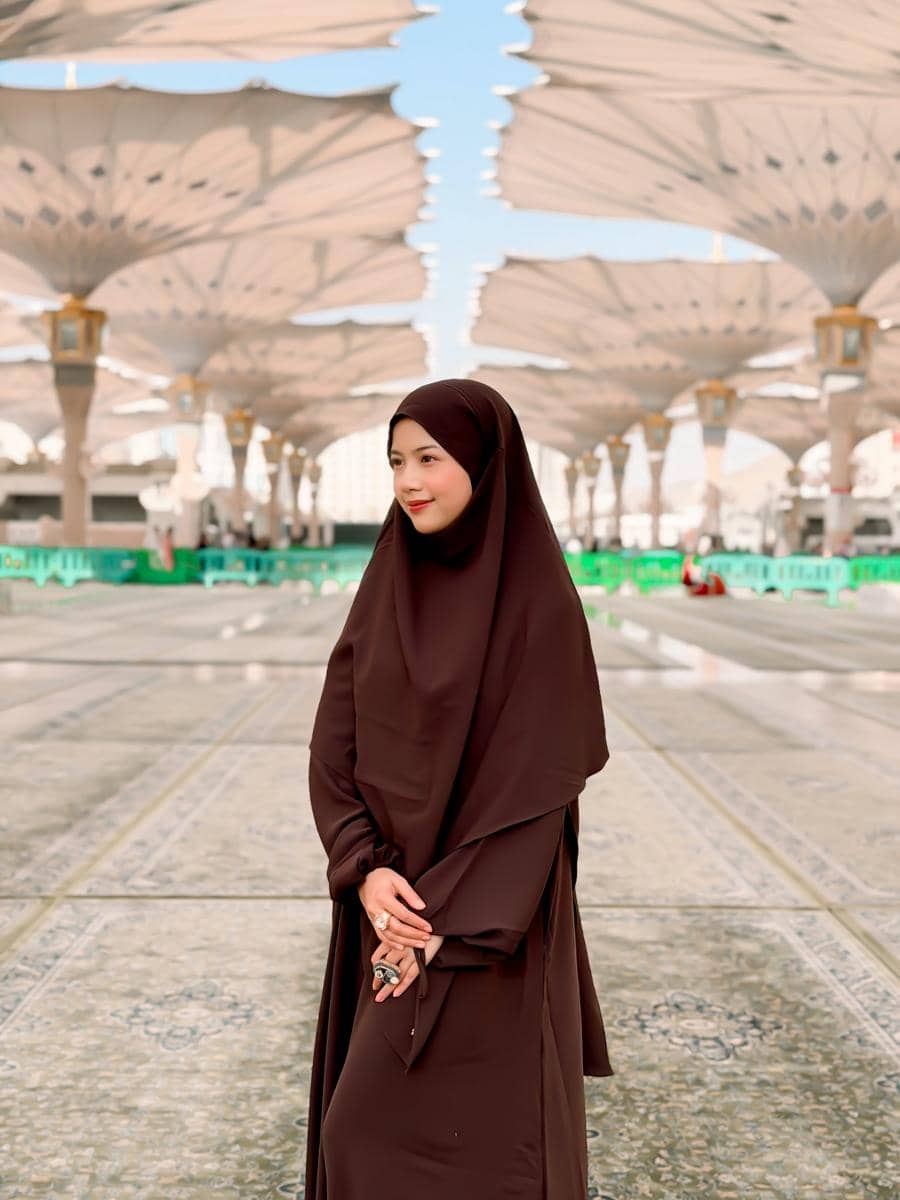 Diva Azzura jalan-jalan di sekitar masjid Nabawi