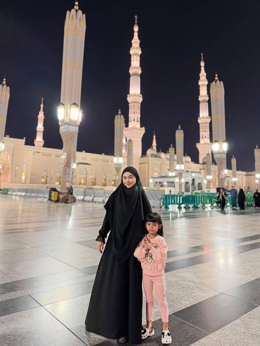 Ria Ricis dan Moana menikmati suasana malam di masjid Nabawi