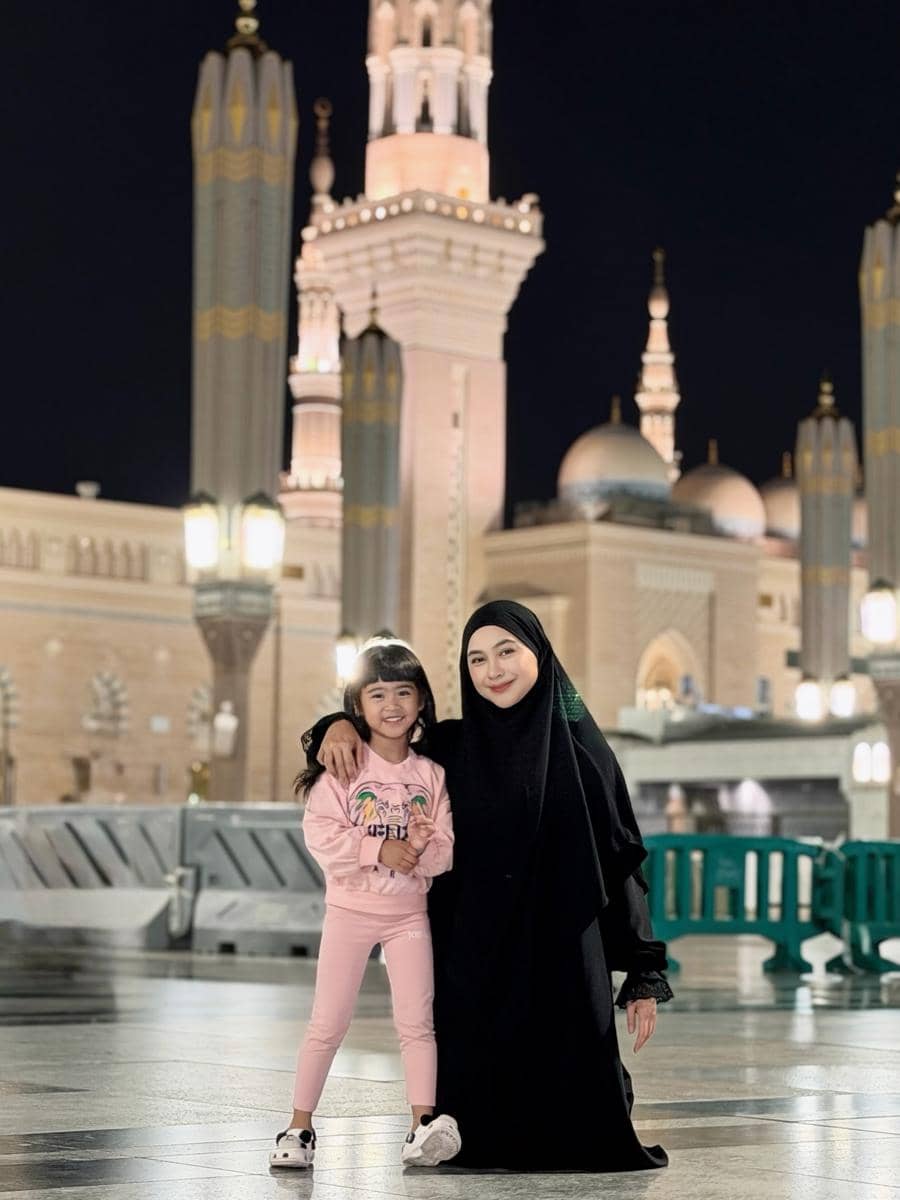 Ria Ricis dan Moana menikmati suasana malam di masjid Nabawi