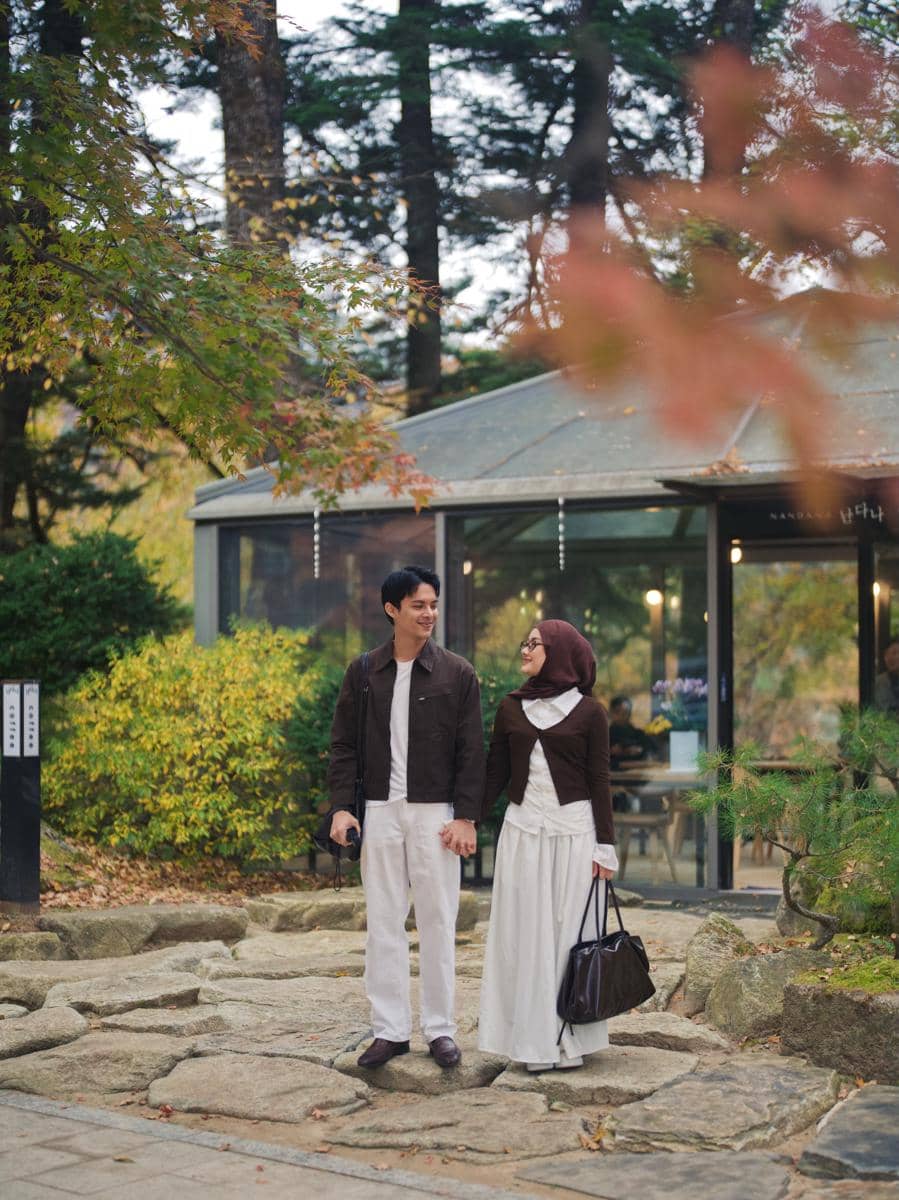 Rey Mbayang dan Dinda Hauw pemotretan di Nami Island