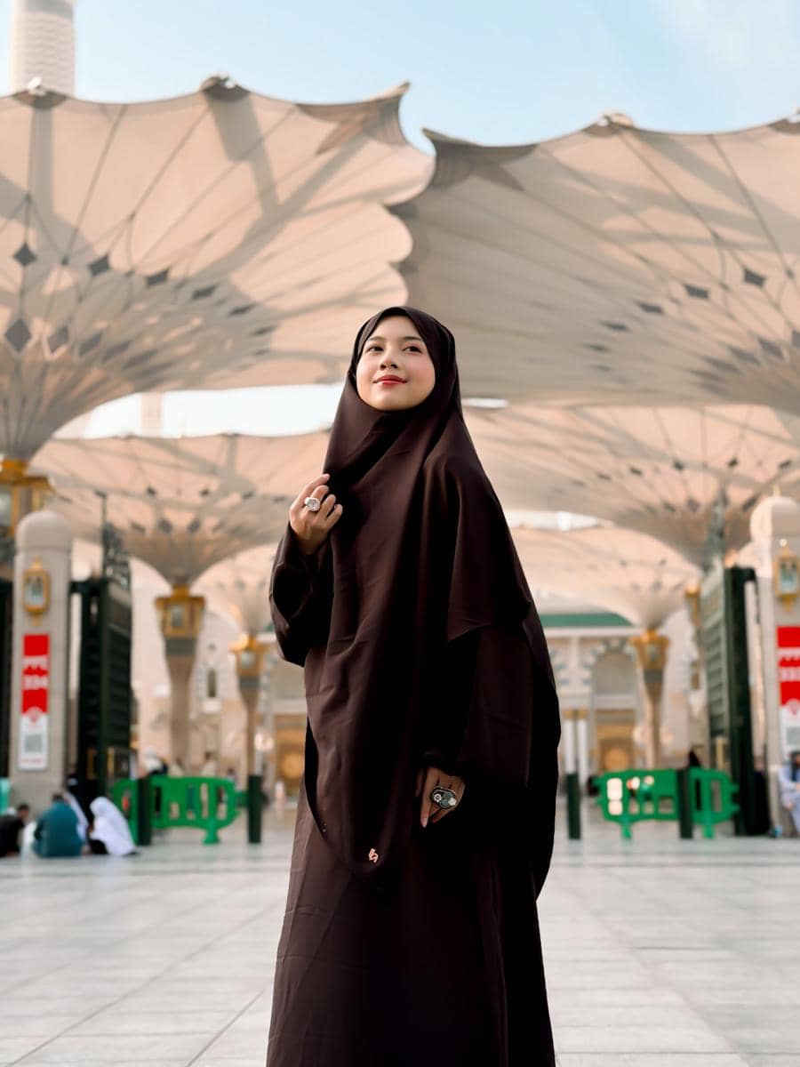 Diva Azzura jalan-jalan di sekitar masjid Nabawi