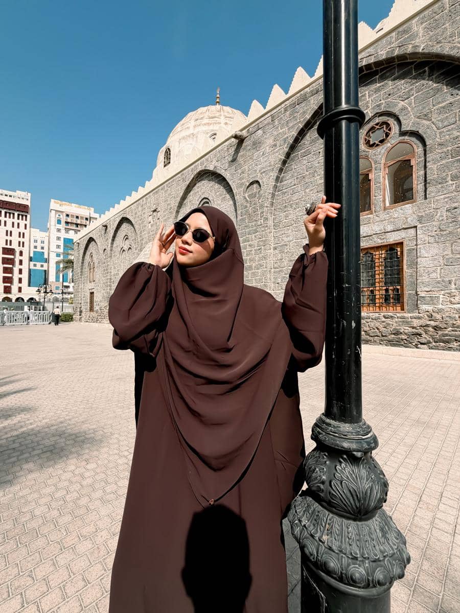 Diva Azzura jalan-jalan di sekitar masjid Nabawi