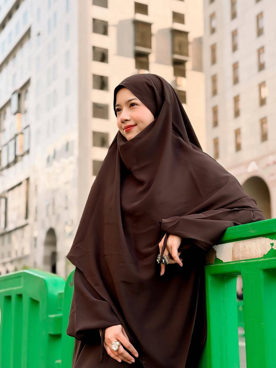 Diva Azzura jalan-jalan di sekitar masjid Nabawi