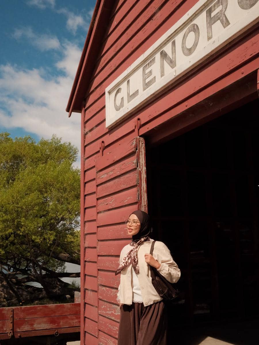 Dara Arafah dan suami menikmati suasana Kota Glenorchy