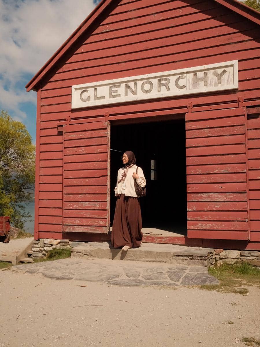 Dara Arafah dan suami menikmati suasana Kota Glenorchy