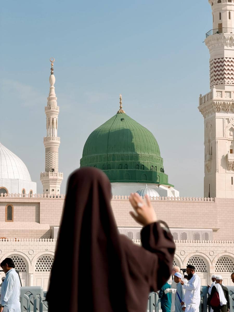 Diva Azzura jalan-jalan di sekitar masjid Nabawi