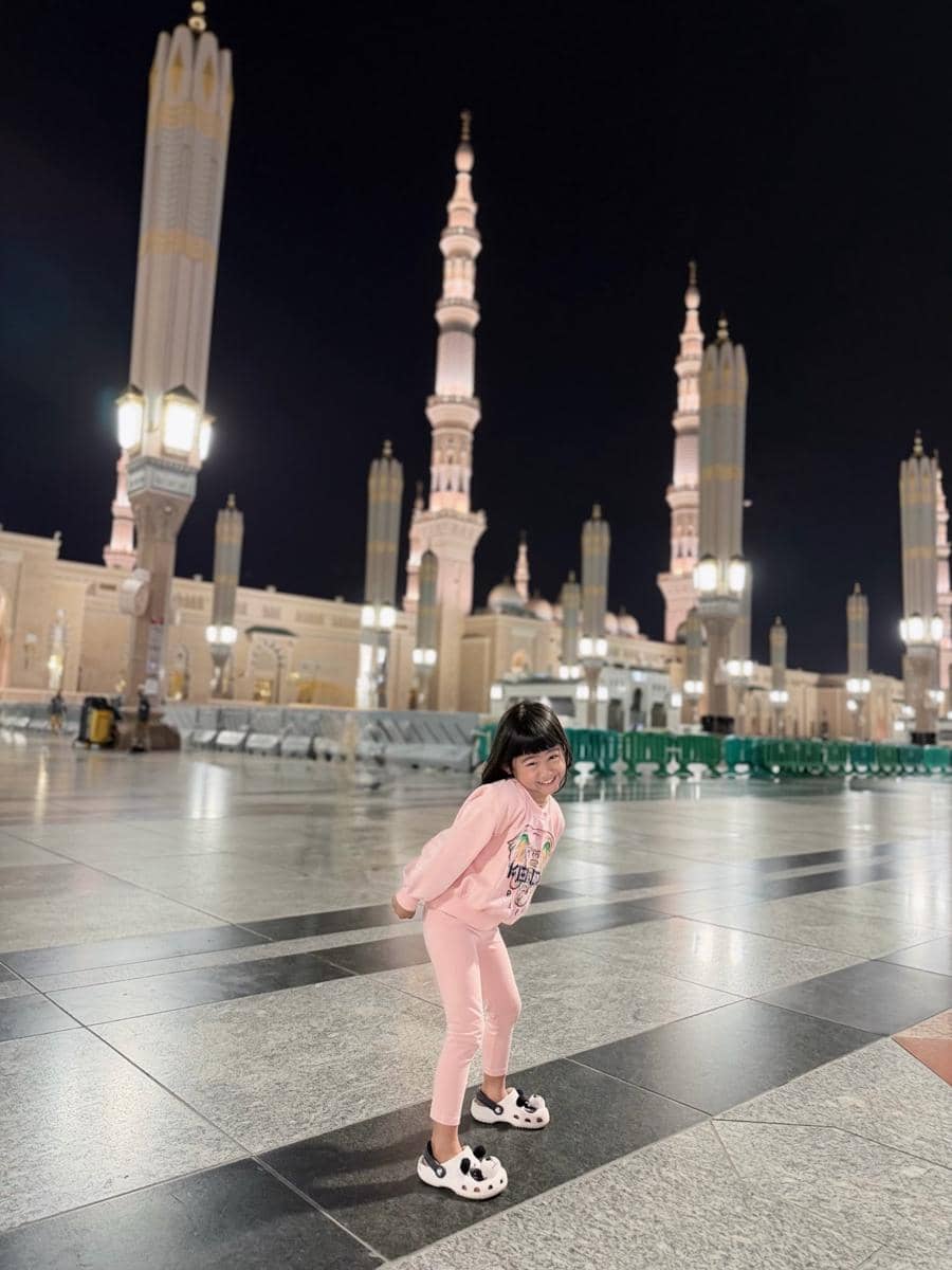 Ria Ricis dan Moana menikmati suasana malam di masjid Nabawi