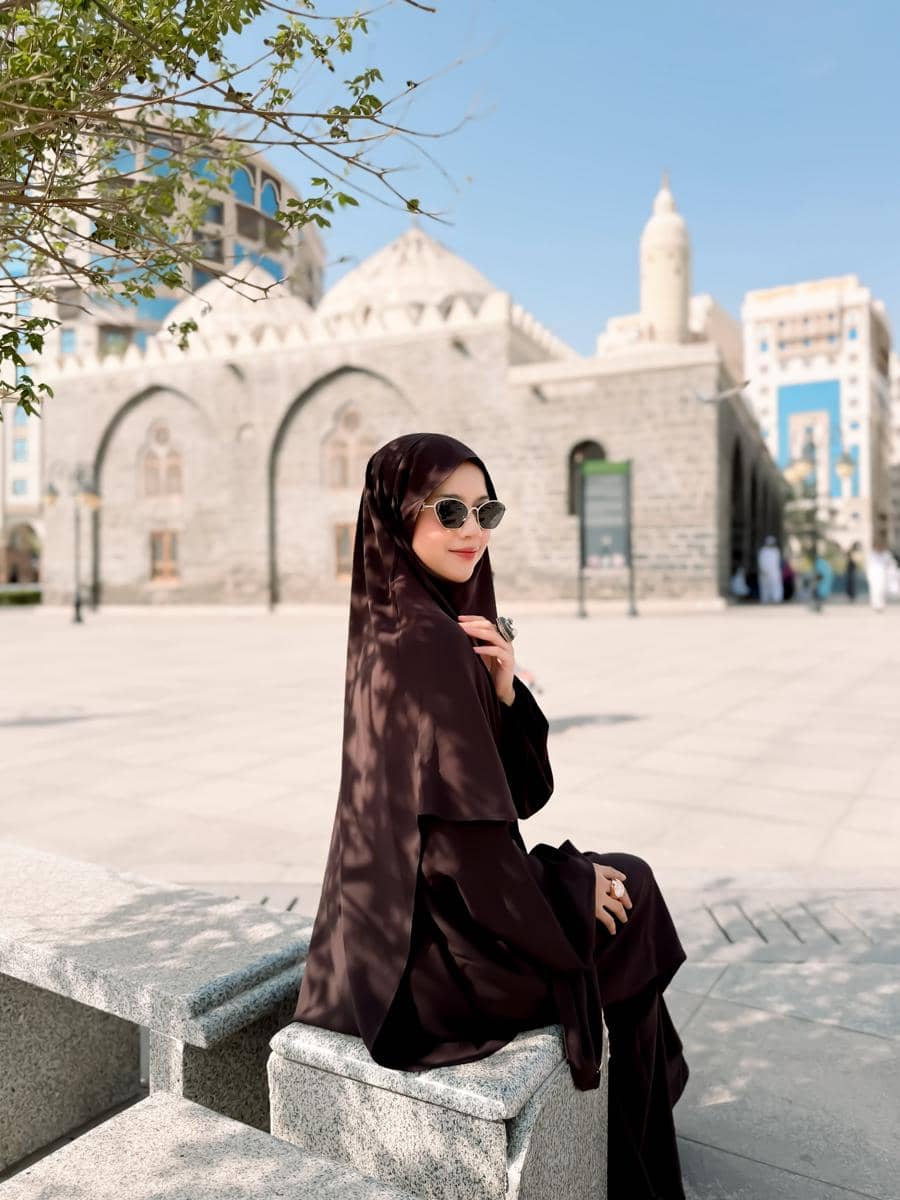 Diva Azzura jalan-jalan di sekitar masjid Nabawi