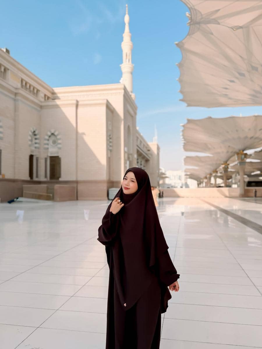 Diva Azzura jalan-jalan di sekitar masjid Nabawi